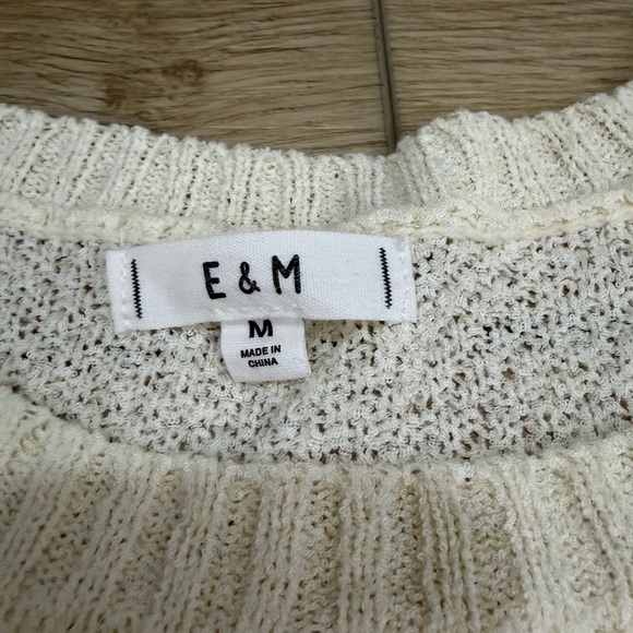 E & M Cozy Cream Knit Sleeveless Ruffle Top. Size M - Picture 4 of 4